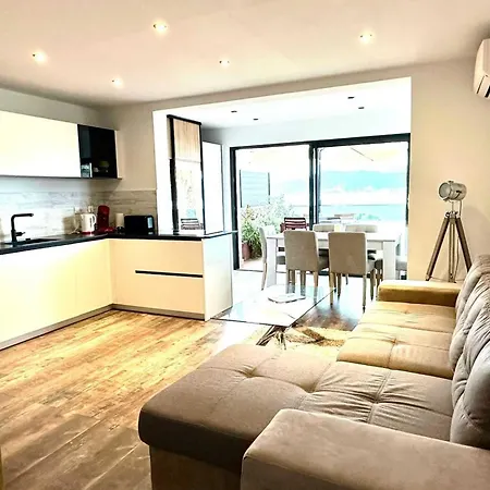 Escape To Calm With Sea View Lejlighed